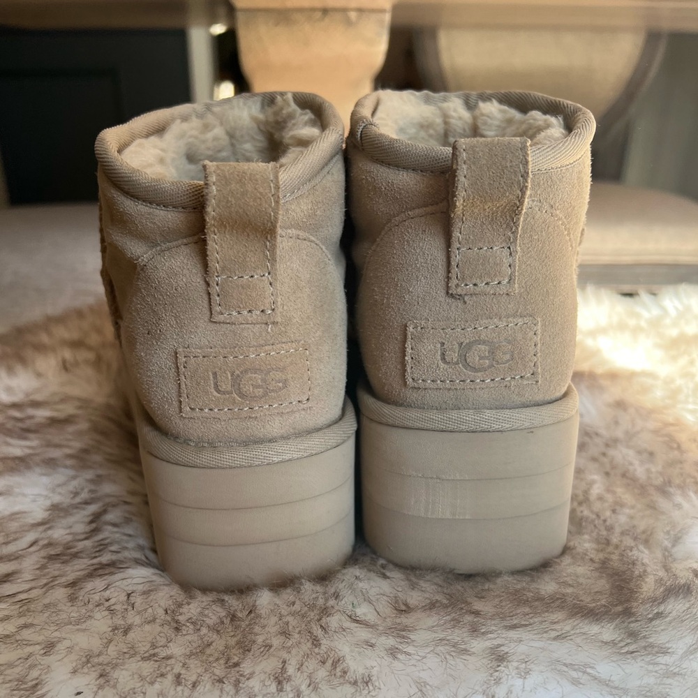 UGGS - Platform mini sand Uggs